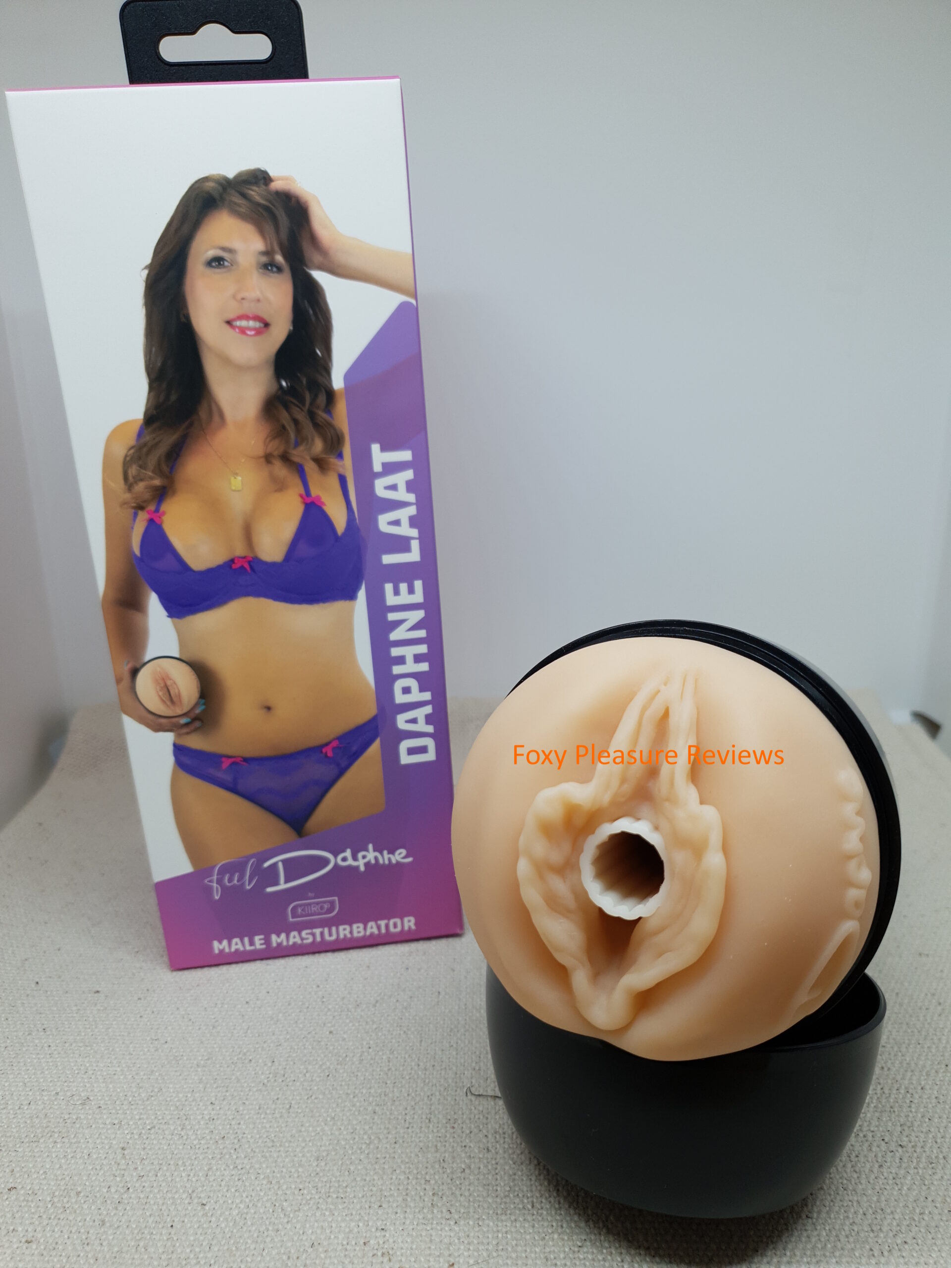 FeelDaphne sleeve with a tube protecting the inside next to the package